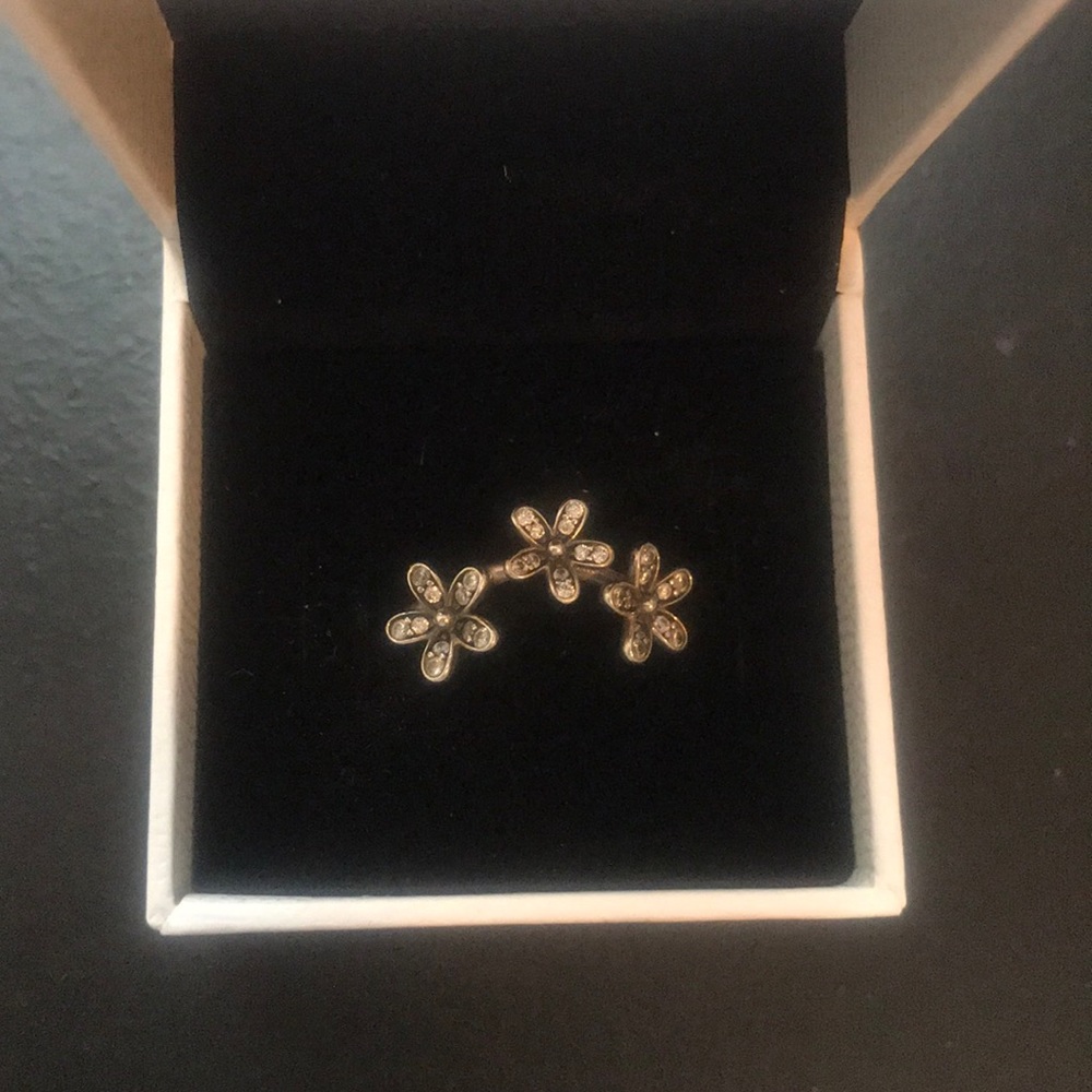 Pandora Dazzling Daisies Ring